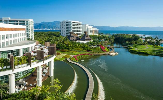 vista su un fiume in una città con edifici di Grand Bliss Nuevo Vallarta a Nuevo Vallarta