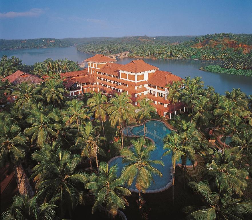 einen Luftblick auf ein Resort mit Palmen und einem Pool in der Unterkunft The Raviz Kadavu, Kozhikode in Kozhikode