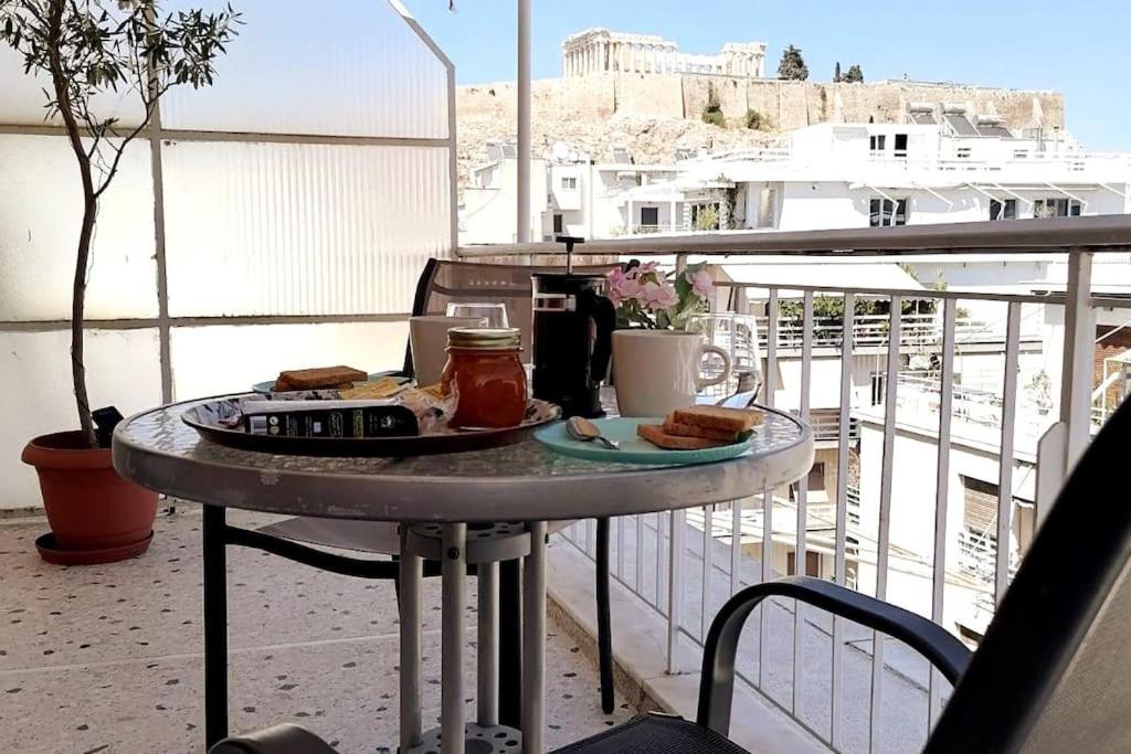 Un balcón o terraza en Acropolis Area Flat with Parthenon Views