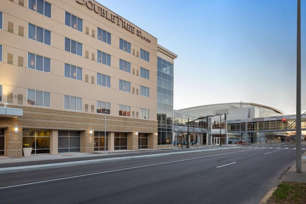 une rue vide devant un bâtiment dans l'établissement DoubleTree by Hilton Evansville, à Evansville