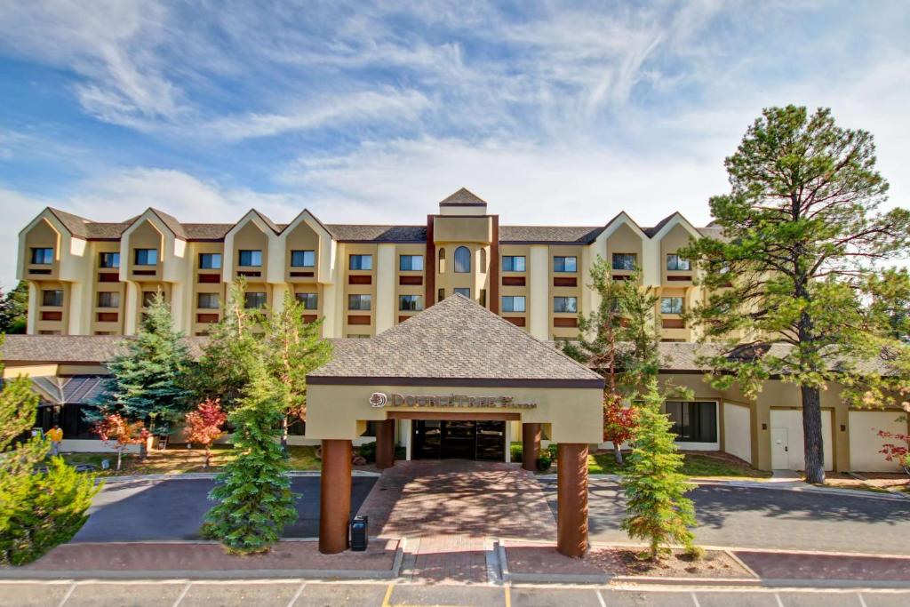 ein Hotel mit einem Gebäude in der Unterkunft DoubleTree by Hilton Hotel Flagstaff in Flagstaff