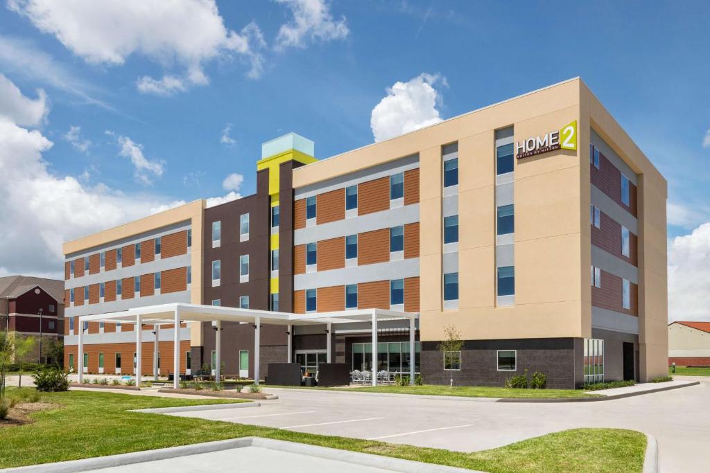 um edifício de escritórios com um hotel jumeirah em Home2 Suites by Hilton Houston Stafford - Sugar Land em Stafford