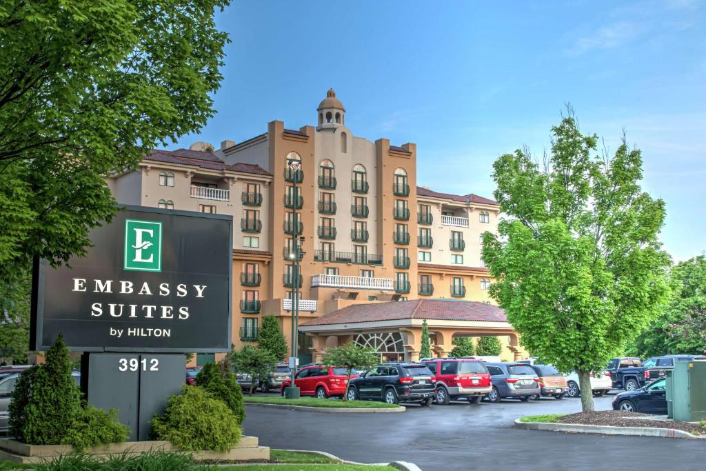 un cartello per un hotel di ambasciate di fronte a un parcheggio di Embassy Suites by Hilton Indianapolis North a Indianapolis