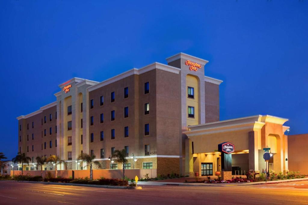 ein Hotelgebäude an der Straßenseite in der Unterkunft Hampton Inn Los Angeles Int'l Airport/Hawthorne in Los Angeles