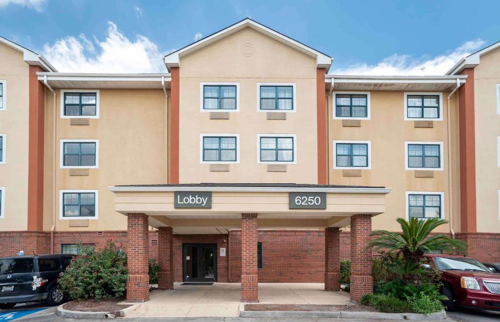 Un edificio con un cartello che dice "fortunato" di Extended Stay America Select Suites - Baton Rouge - Citiplace a Baton Rouge