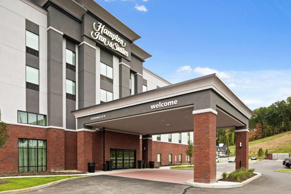 uma representação da frente de um hotel em Hampton Inn & Suites Cranberry Township/Mars em Cranberry Township