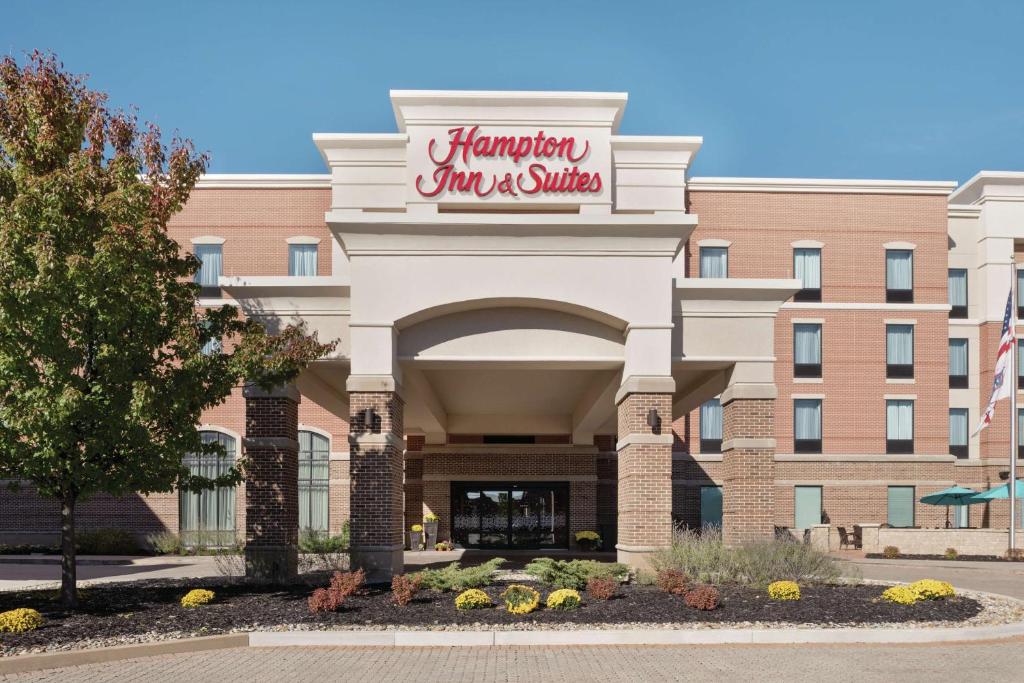 An der Vorderseite eines Hampton Gasthofs und Suiten in der Unterkunft Hampton Inn & Suites Mishawaka/South Bend at Heritage Square in South Bend