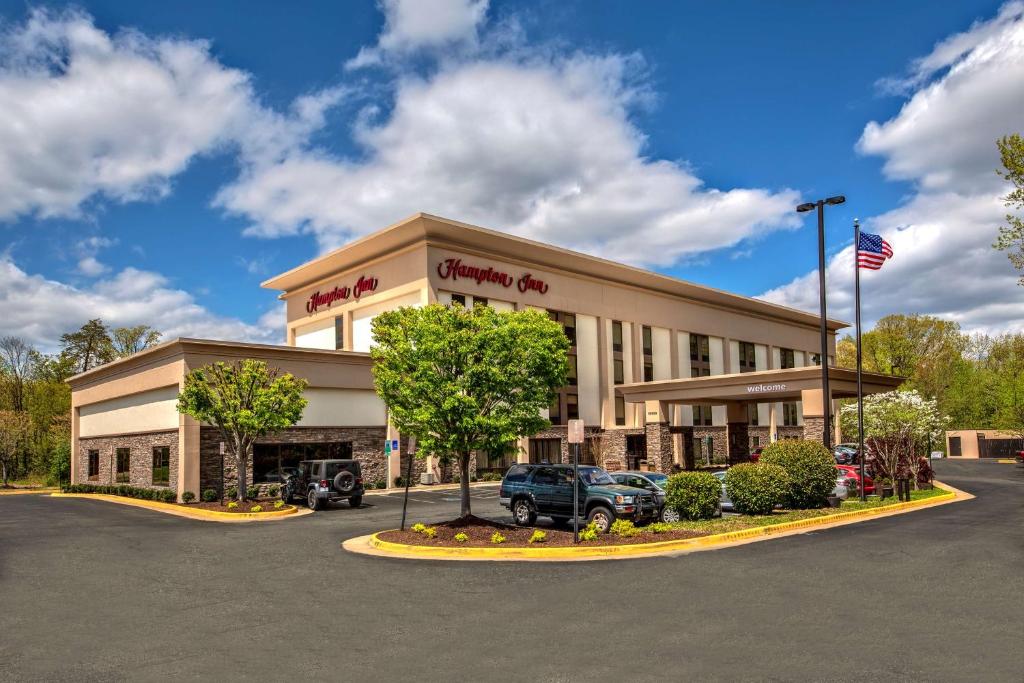 Hampton Inn Dumfries/Quantico في دومفريس: وكالة بها شاحنة متوقفة في موقف للسيارات