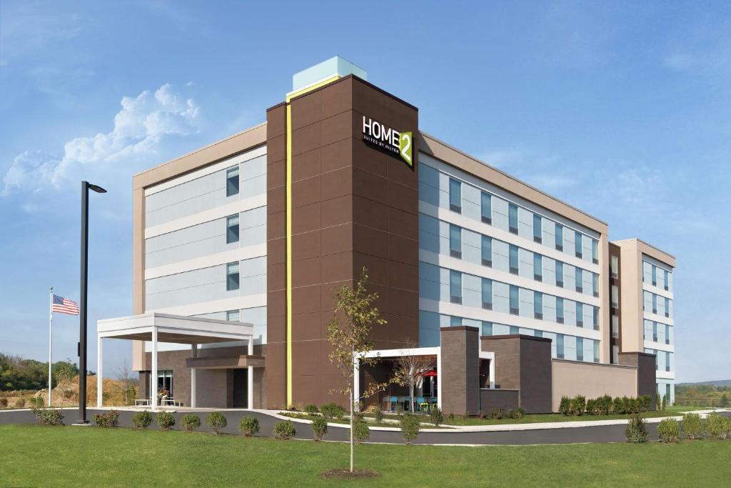 ハリスバーグにあるHome2 Suites By Hilton Harrisburgのヒルトンの看板が貼られたホテルの建物