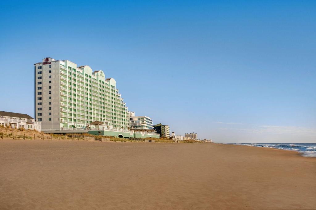 um grande edifício na praia com o oceano em Hilton Suites Ocean City Oceanfront em Ocean City