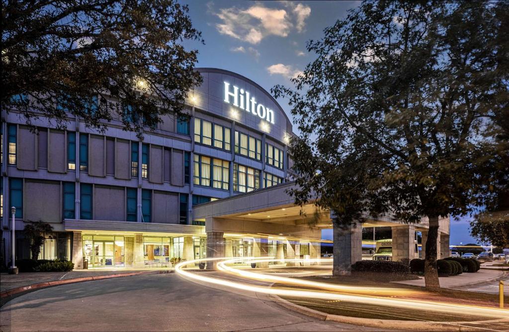 een gebouw met lichte paden ervoor bij Hilton Austin Airport in Austin