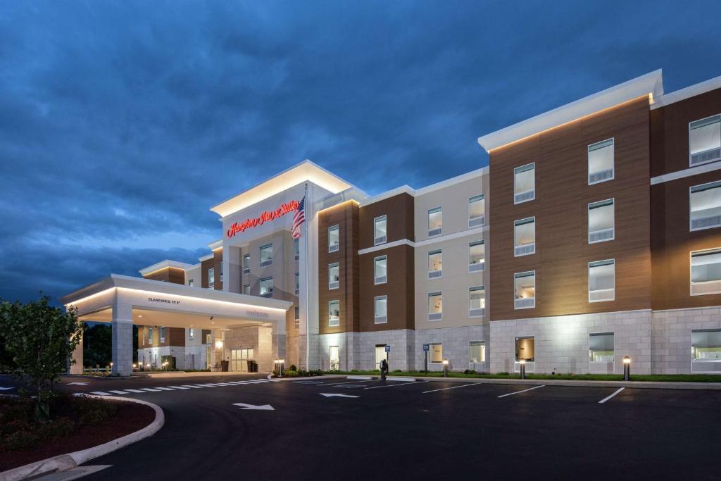 wykonanie przedniej części hotelu w obiekcie Hampton Inn & Suites Rocky Hill - Hartford South w mieście Rocky Hill