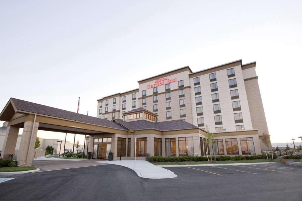 um hotel com um parque de estacionamento em frente em Hilton Garden Inn Toronto/Brampton em Brampton