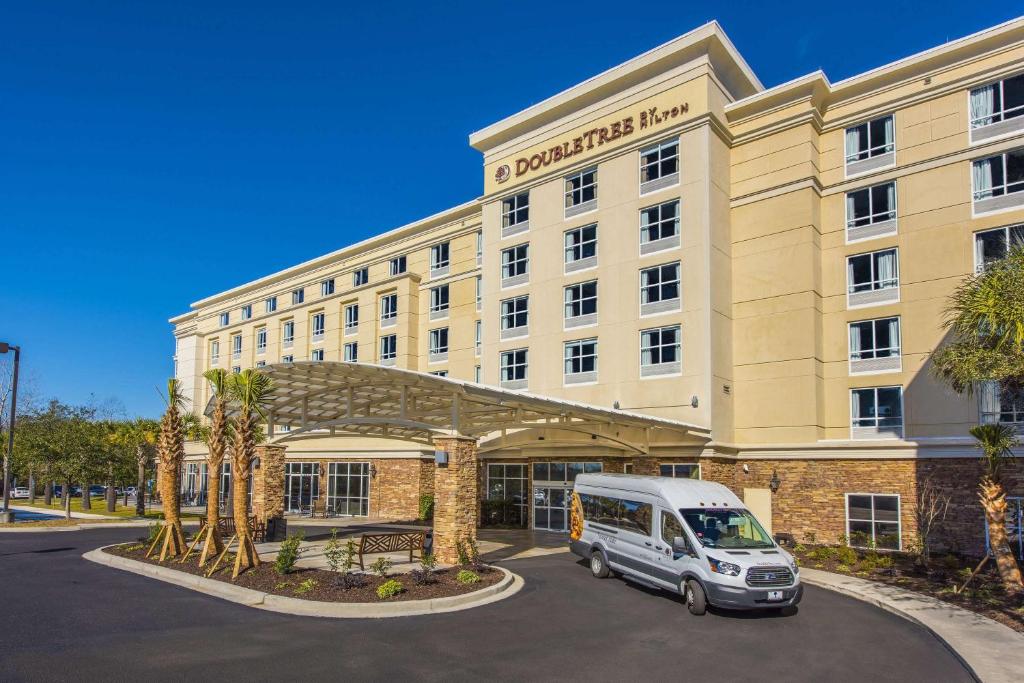 una furgoneta estacionada frente a un hotel en DoubleTree by Hilton North Charleston - Convention Center, en Charleston