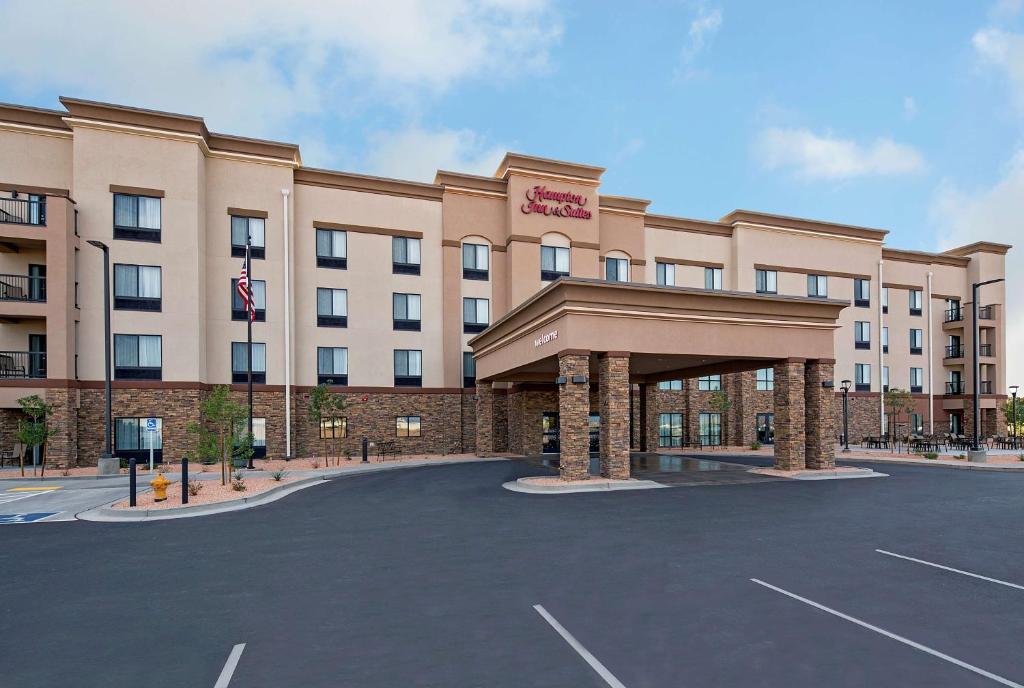 una representación de un hotel con aparcamiento en Hampton Inn & Suites Page - Lake Powell, en Page