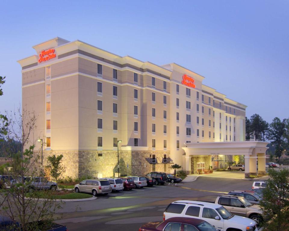 un hotel con auto parcheggiate in un parcheggio di Hampton Inn & Suites Raleigh-Durham Airport-Brier Creek a Raleigh