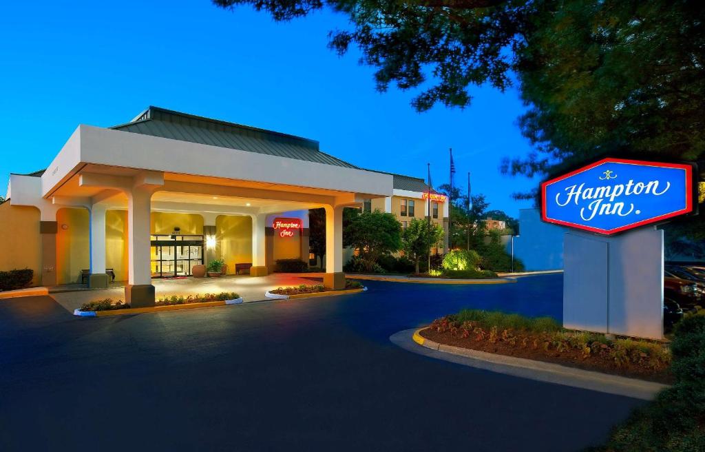 Et logo, certifikat, skilt eller en pris der bliver vist frem på Hampton Inn Alexandria