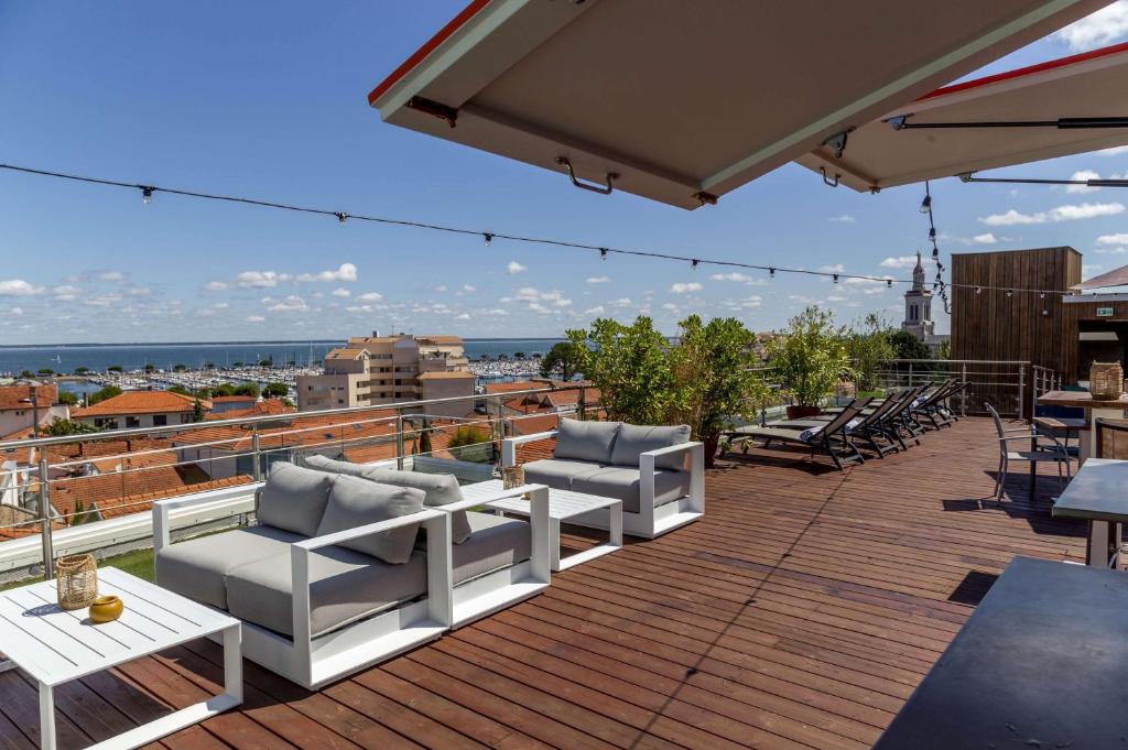 Un balcón o terraza en Best Western Arcachon Le Port