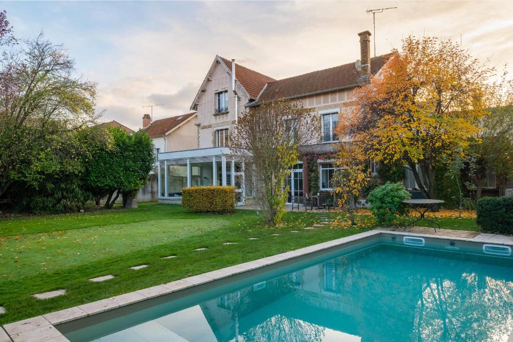 ein Haus mit einem Pool vor einem Hof in der Unterkunft Le Grenier à Sel in Châlons-en-Champagne