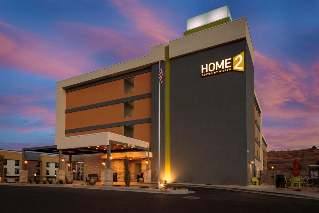 un edificio con un cartello con scritto "casa". di Home2 Suites By Hilton Page Lake Powell a Page