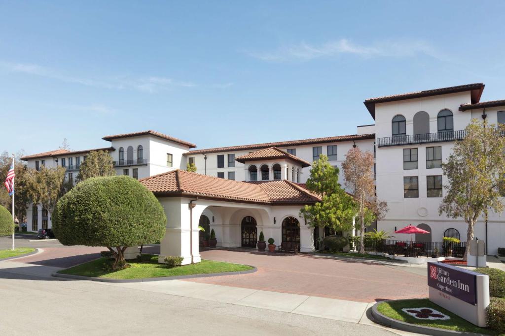 ein Gebäude mit einem Pavillon davor in der Unterkunft Hilton Garden Inn Cupertino in Cupertino