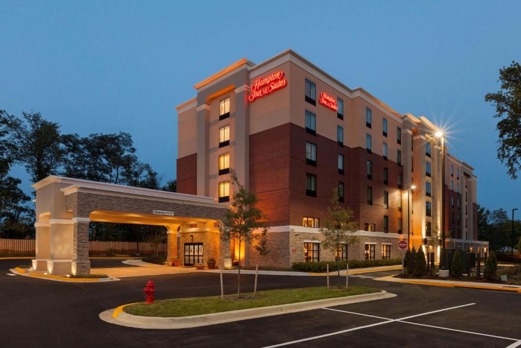 uma prestação de um hotel com estacionamento em Hampton Inn and Suites Camp Springs em Camp Springs