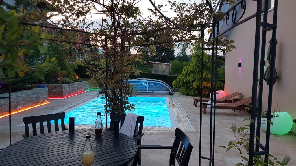 Ferienwohnung mit Pool an der Apfelstraße tesisinde veya buraya yakın yüzme havuzu