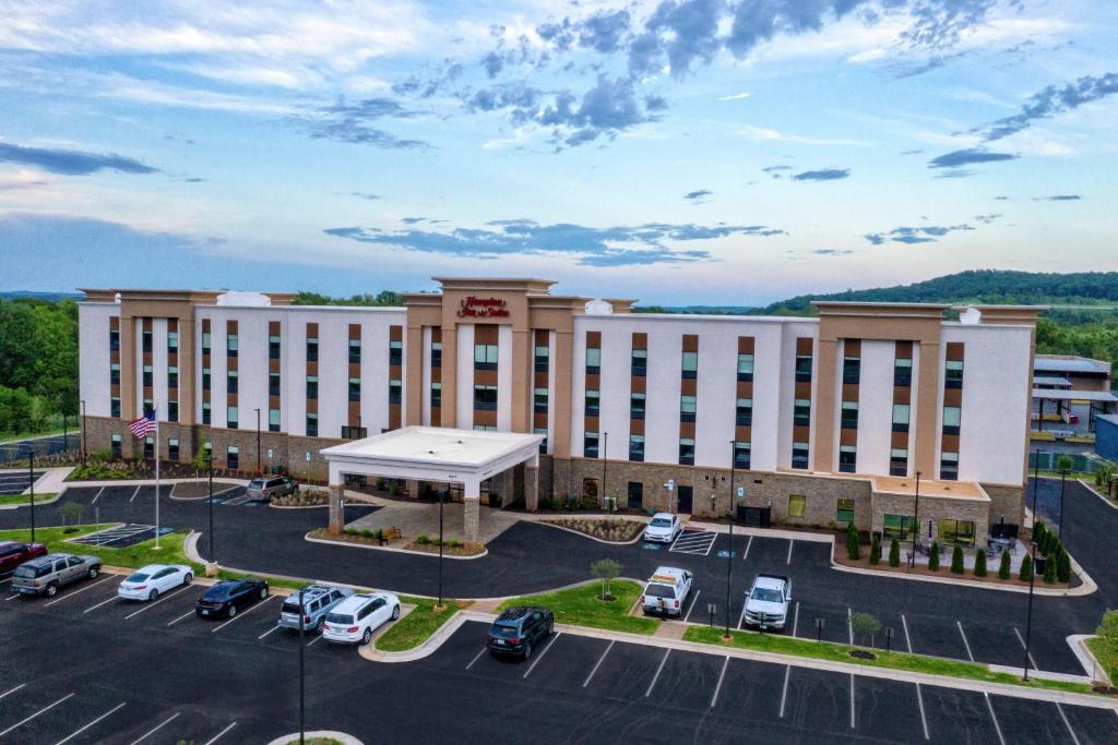 una vista aerea di un hotel con parcheggio di Hampton Inn & Suites Culpeper a Culpeper