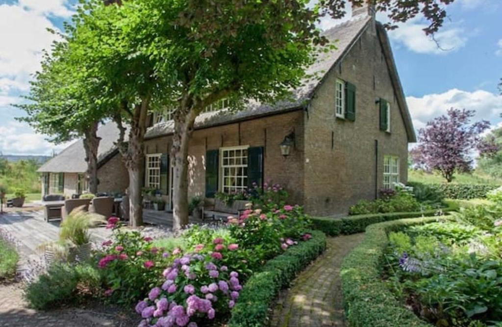 una casa de piedra con un jardín delante de ella en Filion's Place, en Roosendaal