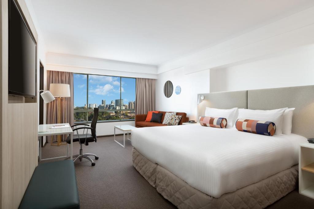 Una cama o camas en una habitación de Rydges Parramatta