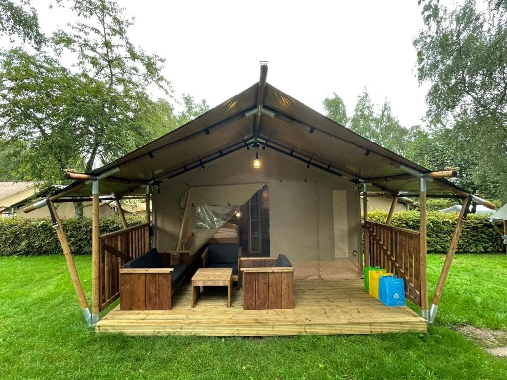 namiot z drewnianym tarasem na dziedzińcu w obiekcie Safari Tent M - Camping Belle-Vue w mieście Berdorf