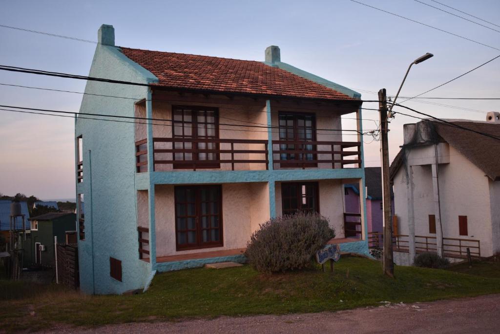 een oud huis met blauw en wit bij Brisas del Diablo 3 in Punta Del Diablo