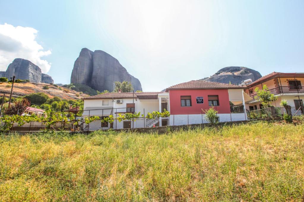 een huis met een berg op de achtergrond bij SOCRATES Ethnic and traditional Home in Kalabaka