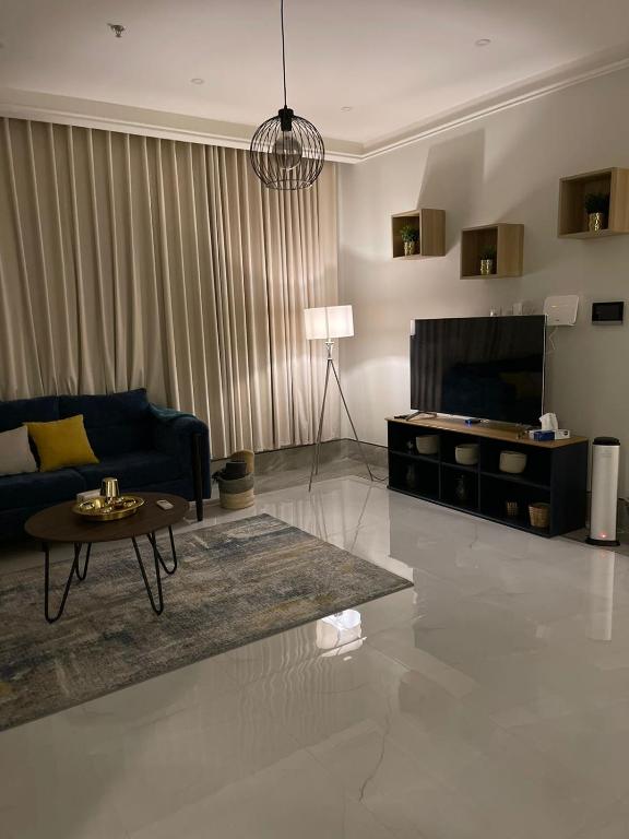 sala de estar con sofá y mesa en شقة عائلية خاصة مفروشة في الخبر 1, en Al Khobar