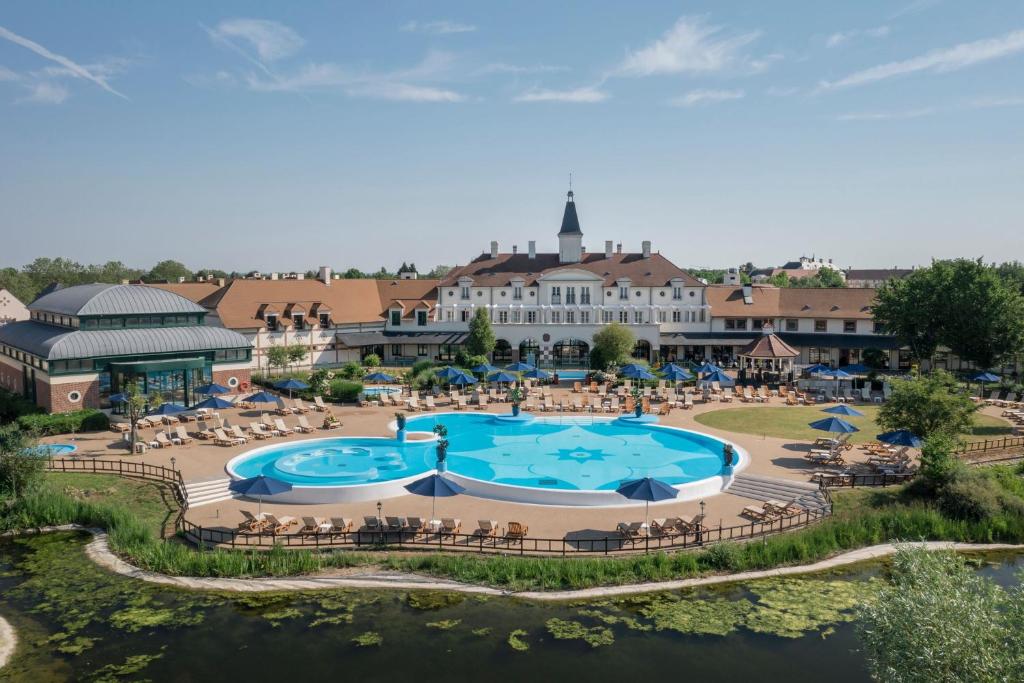 widok z powietrza na basen w ośrodku w obiekcie Marriott's Village d'Ile-de-France w mieście Bailly-Romainvilliers