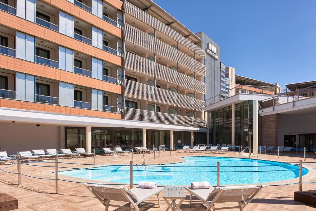 una piscina frente a un edificio en UNAHOTELS Varese, en Varese