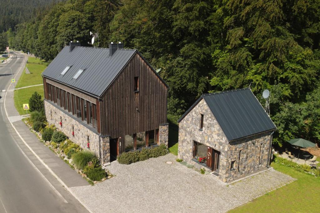 una vista sul tetto di una casa di Krakonošova Dílna "WOODHAUS" a Špindlerův Mlýn