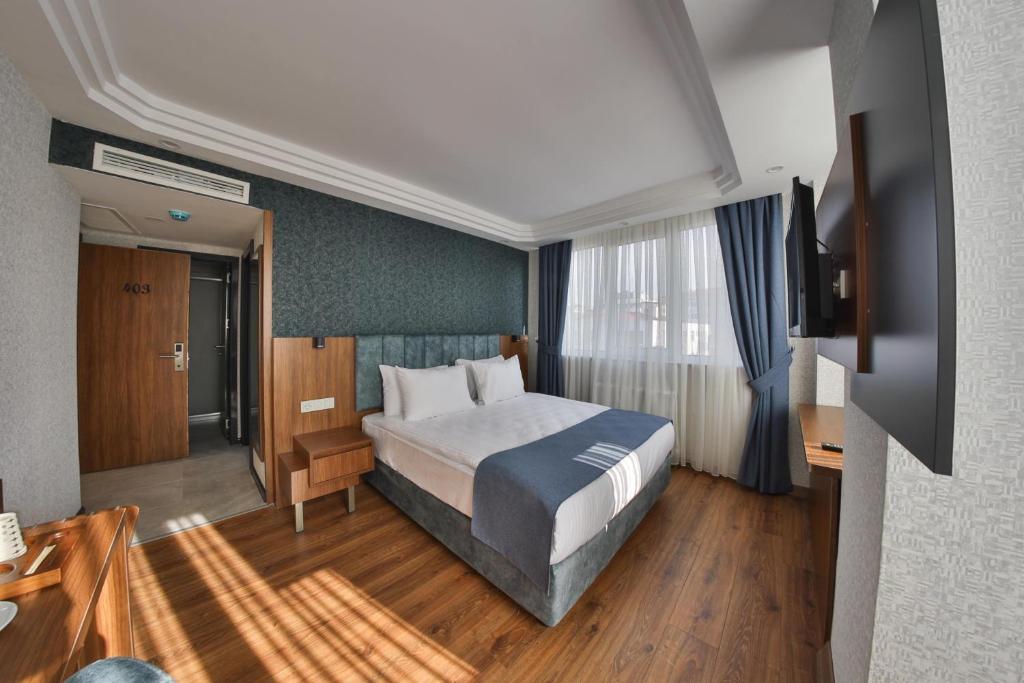 A bed or beds in a room at BUKAVİYYE HOTEL