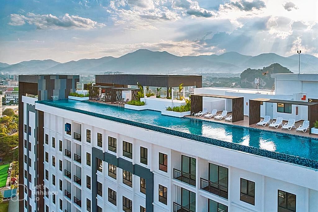 un hotel con piscina en la parte superior de un edificio en The Horizon - Ipoh, en Ipoh