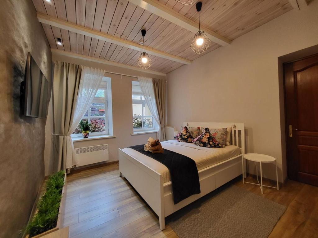 מיטה או מיטות בחדר ב-Cosy and authentic apartment in Vilnius Old Town