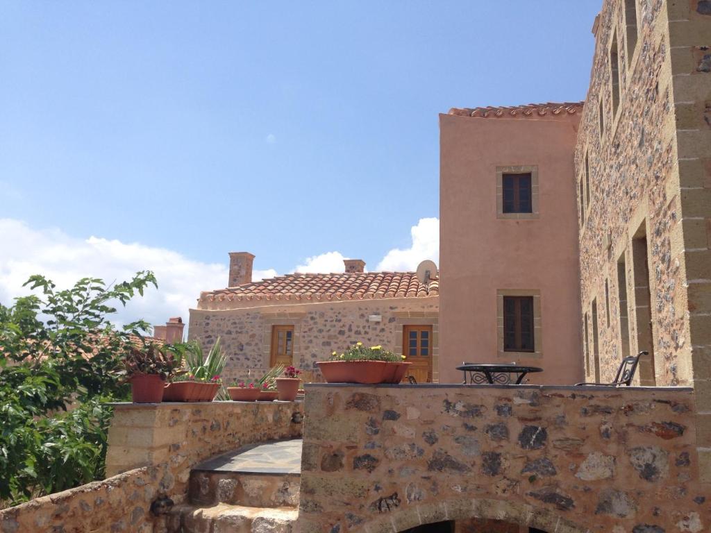 - une vue depuis le balcon d'un ancien bâtiment dans l'établissement Likinia Hotel, à Monemvasia