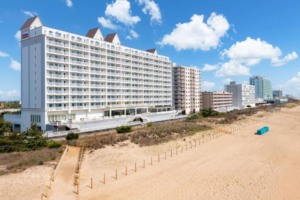 um hotel na praia ao lado de uma praia de areia em Hilton Garden Inn Ocean City Oceanfront em Ocean City