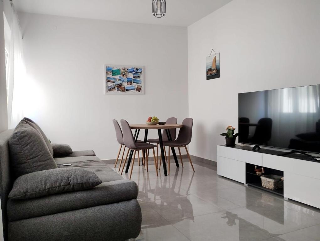 TV a/nebo společenská místnost v ubytování Apartment Anne