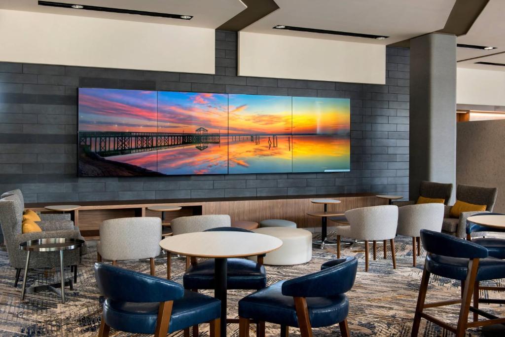 Televisyen dan/atau pusat hiburan di Courtyard by Marriott Philadelphia South at The Navy Yard