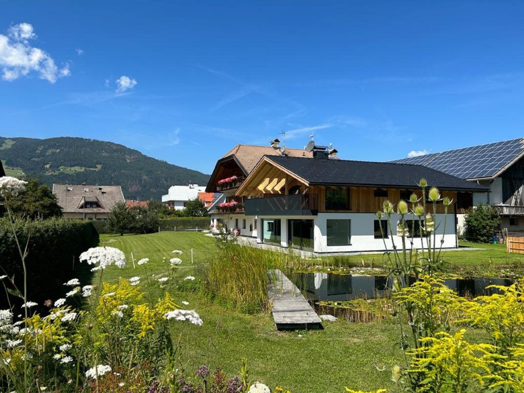 una casa con giardino di fronte di App Unterhoelzlhof - Chalet Anima a Valdaora