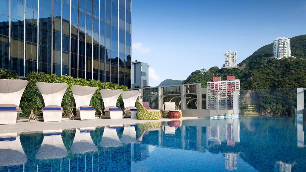 בריכת השחייה שנמצאת ב-Hotel Indigo Hong Kong Island, an IHG Hotel או באזור