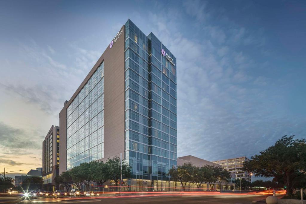 een hoog gebouw met een bord aan de zijkant bij Hyatt Regency Houston Galleria in Houston