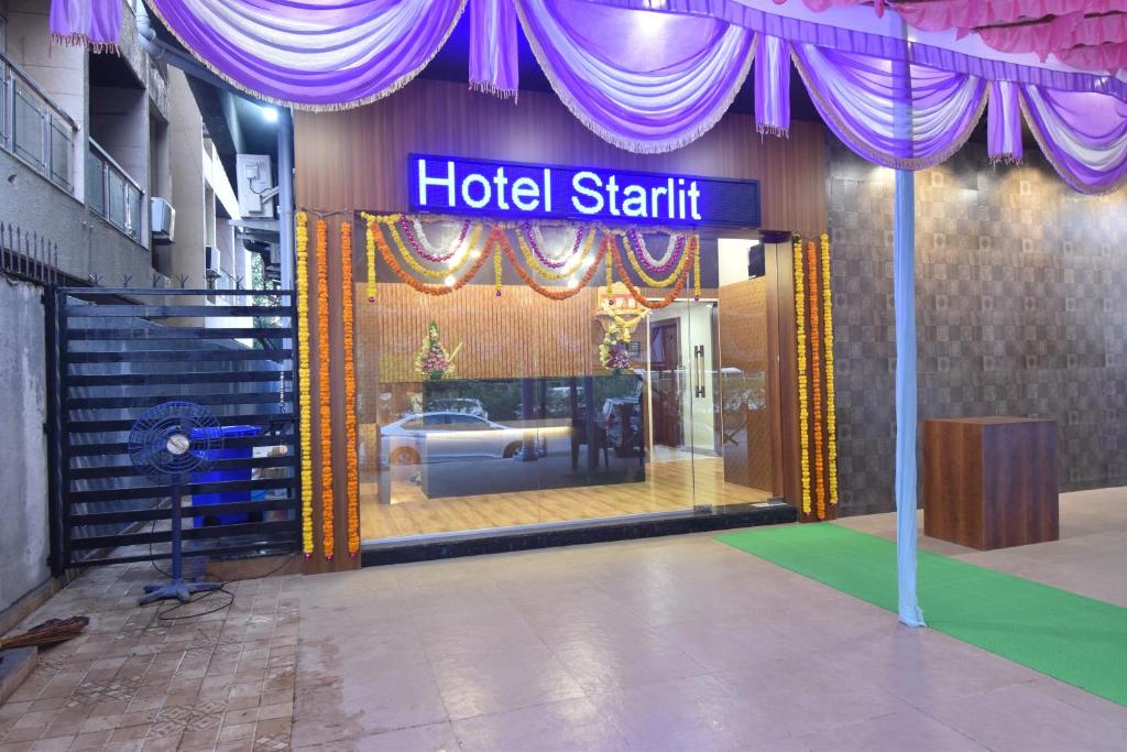 Hotel Starlit في نافي مومباي: واجهة متجر يعتمد عليها الفندق ذات مظلة أرجوانية وصفراء