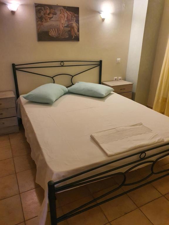 ein Bett mit zwei Kissen darauf in einem Schlafzimmer in der Unterkunft Σπίτι με θέα in Nafpaktos