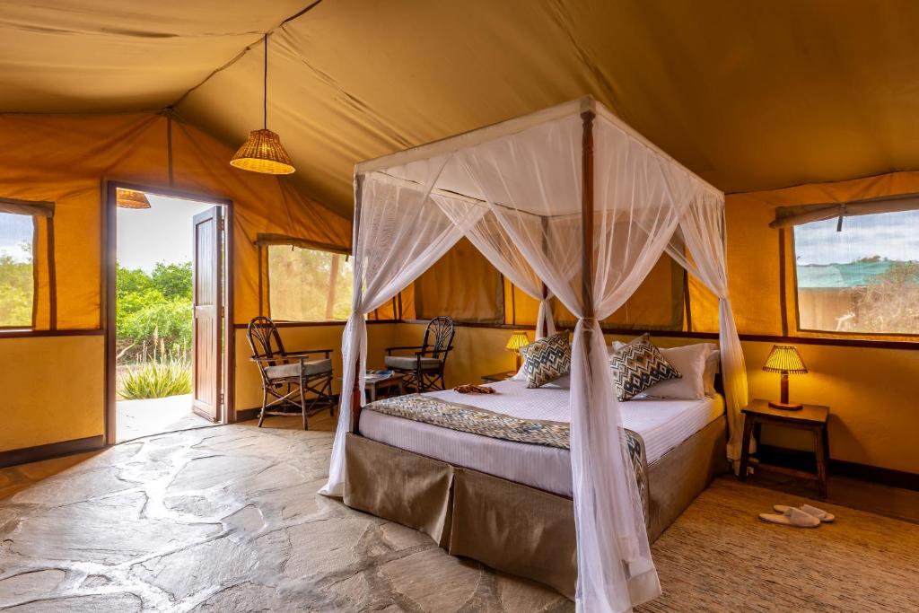 Tempat tidur dalam kamar di Sentrim Tsavo Lodge